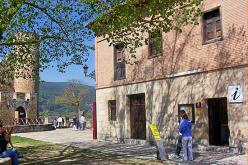 Oficina de Turismo y Castillo de Frías